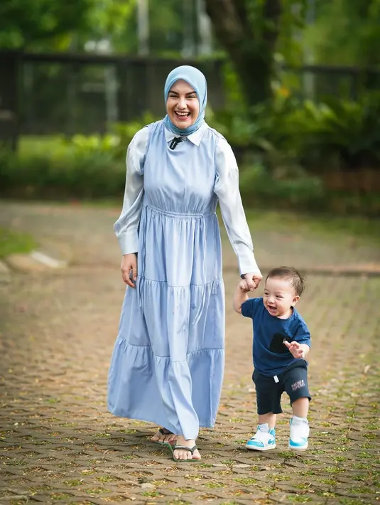 Kemeja dan tiered dress untuk kamu yang berhijab juga jadi opsi gaya instan untuk tampil modis (Foto: Instagram_irishbella_)
