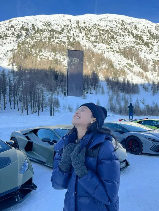 Di potret lainnya, Maudy Ayunda tampil lebih simple dengan puffy jacket navy [@maudyayunda]