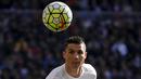 Bintang Real Madrid, Cristiano Ronaldo, mengontrol bola saat laga La Liga Spanyol melawan Atletico Madrid di Stadion Santiago Bernabeu, Spanyol, Sabtu (27/2/2016). (Reuters/Sergio Perez)