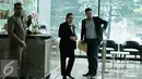 Pengacara Hotma Sitompul berada di lobi gedung KPK sebelum menjalani pemeriksaan, Jakarta (29/11). Hotma diperiksa sebagai saksi terkait kasus dugaan korupsi proyek pengadaan e-KTP di Kementerian Dalam Negeri (Kemendagri). (Liputan6.com/Helmi Affandi)
