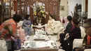 Presiden ke-5 RI Megawati Soekarnoputri didampingi beberapa menteri kabinet kerja mengadakan pertemuan dengan istri PM Malaysia Najib Razak, Rosmah Mansor di kediaman Megawati, Jalan Teuku Umar, Jakarta Pusat, Selasa (7/3). (Liputan6.com/Faizal Fanani)