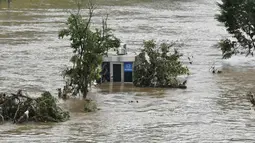 Sebuah taman di samping sungai Han terendam banjir menyusul hujan lebat di Seoul (11/8/2020). Banjir mencetak rekor baru dengan lebih banyak hujan deras diperkirakan sampai pertengahan Agustus. (AFP/Jung Yeon-je)