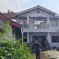 Rumah warga turut terbakar akibat kebakaran gudang JNE Cimanggis, Kota Depok. (Liputan6.com/Dicky Agung Prihanto)