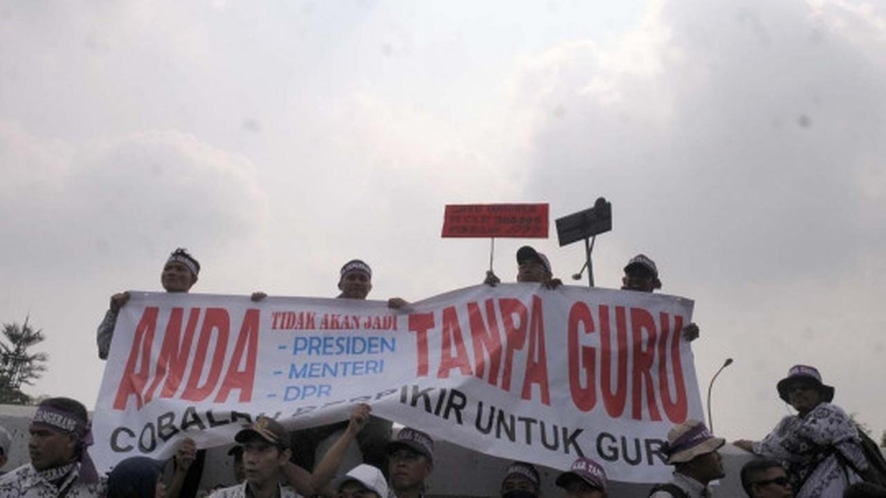 Tuntut jadi PNS, ribuan guru honorer banjiri Gedung DPR
