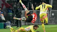 Pemain depan PSV Eindhoven asal Belanda Noa Lang (tengah) ditekel oleh gelandang Juventus asal Italia Manuel Locatelli (bawah) selama pertandingan play-off fase gugur Liga Champions UEFA leg kedua antara PSV Eindhoven dan Juventus di Stadion Philips di Eindhoven pada 19 Februari 2025.NICOLAS TUCAT / AFP