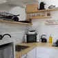 Dapur sempit dengan ambalan rak terbuka, karya Saiagi Interior and Custom Furniture. (dok. Saiagi Interior and Custom
Furniture/Arsitag.com)