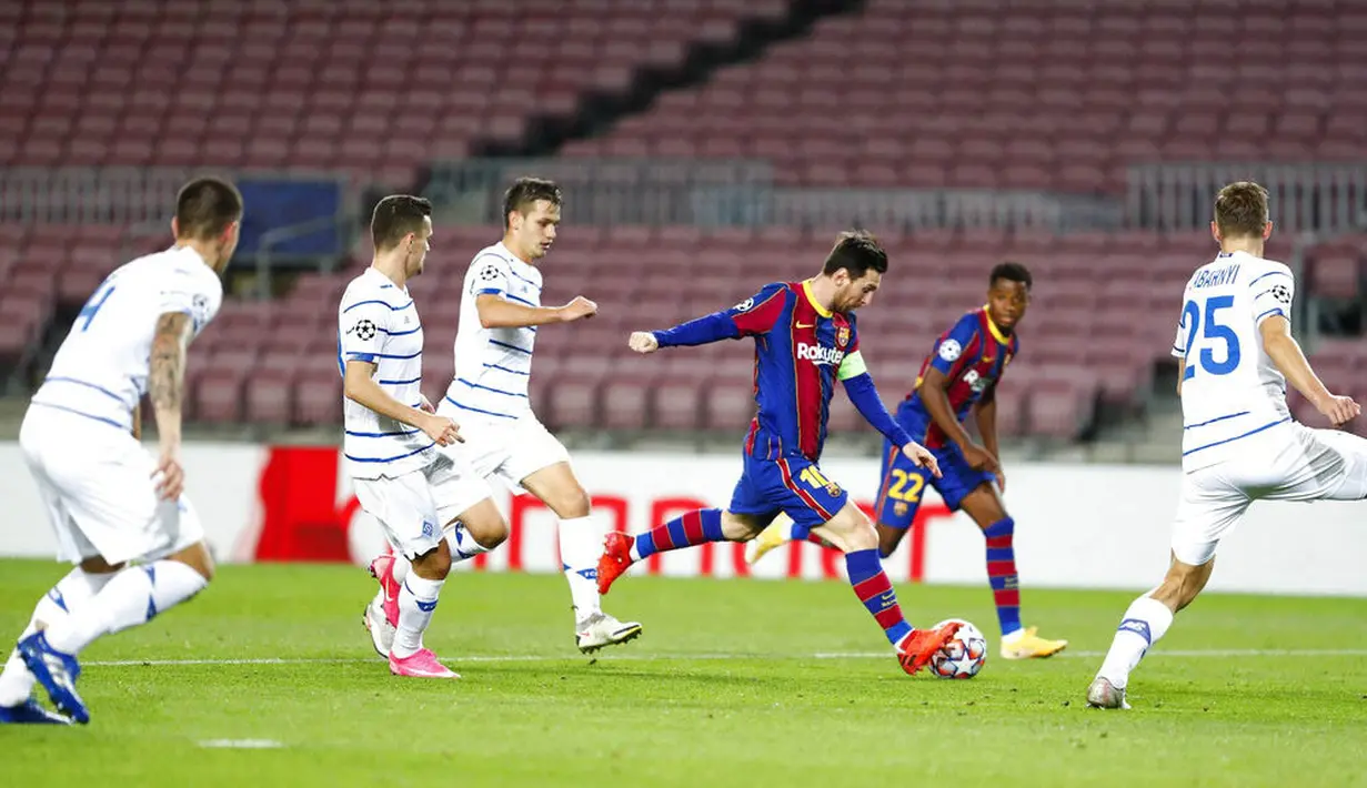 Striker Barcelona, Lionel Messi, melepaskan tendangan saat melawan Dynamo Kiev pada laga Liga Champions di Stadion Camp Nou, Kamis (5/11/2020). Barcelona menang dengan skor 2-1. (AP/Joan Monfort)