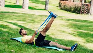 Resistance band, teman latihan praktis di rumah. (VitalikRadko/Depositphotos)
