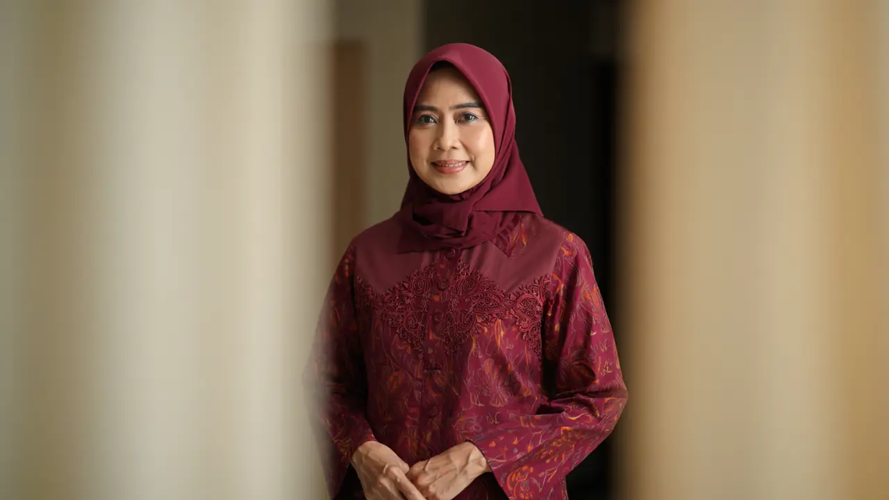 Gamis Batik Brokat Warna Maroon untuk Ibu 50 Tahun (Foto: Reve Art AI)