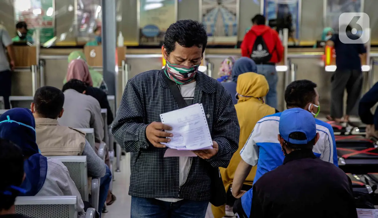 Calon penumpang seusai melakukan pembatalan tiket kereta di Stasiun Pasar Senen, Jakarta, Kamis (24/4/2020). Terkait dengan larangan mudik 2020, PT Kereta Api Indonesia akan melayani pembatalan tiket kereta dengan pengembalian dana 100 persen bagi penumpang. (Liputan6.com/Faizal Fanani)