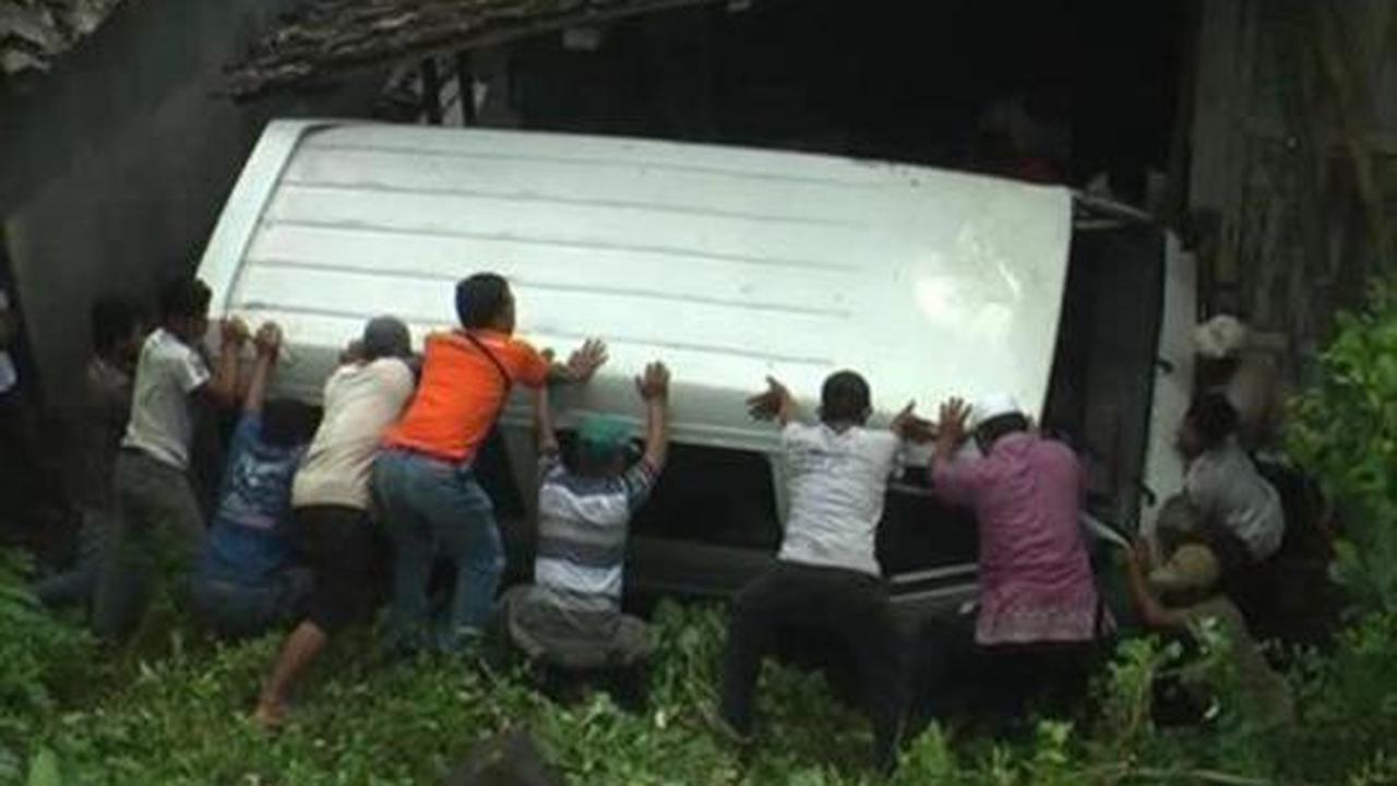 Jatuh dari tebing setinggi 4 meter, minibus hantam rumah warga