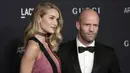 Model dan aktris Rosie Huntington -Whiteley bersama sang kekasih, aktor Jason Statham saat tiba untuk menghadiri gala LACMA Art + Film di Los Angeles, California, Minggu (7/11). (REUTERS / Jonathan Alcorn)
