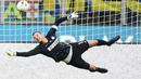Samir Handanovic. Setara dengan Fabian Klos, kiper Inter Milan asal Slovenia ini telah tampil dalam 323 laga dalam 10 tahun terakhir di Liga Italia. Ia lebih unggul di menit bermain dibandingkan Fabian Klos dengan perbandingan 28.941 menit berbanding 25.574 menit. (AFP/Miguel Medina)