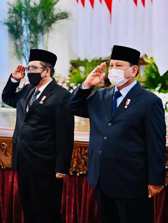 Menteri Pertahanan Prabowo Subianto (kanan) bersama Menteri Koordinator Bidang Politik, Hukum, dan Keamanan Mahfud MD memnberi hormat saat acara pelantikan Panglima TNI Laksamana TNI Yudo Margono di Istana Negara, Jakarta, Senin (19/12/2022). Presiden Jokowi melantik Laksamana TNI Yudo Margono sebagai Panglima TNI menggantikan Jenderal TNI Andika Perkasa. (Foto: Laily Rachev - Biro Pers Sekretariat Presiden)