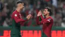 Pemain Portugal Ricardo Horta (kanan) merayakan bersama Cristiano Ronaldo usai mencetak gol ke gawang Islandia pada pertandingan sepak bola Grup J Kualifikasi Euro 2024 di Stadion Alvalade, Lisbon, Minggu (19/11/2023). (AP Photo/Armando Franca)
