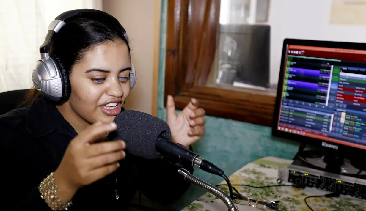 Ibtisem Miled, seorang penyandang tunanetra, melakukan siaran di ML Radio, stasiun radio bagi penyandang disabilitas, di Tunis, Tunisia, 4 Oktober 2016. Kekurangan tak membuat wanita 23 tahun ini pantang menyerah dalam berkarya. (REUTERS/Zoubeir Souissi)