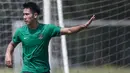 Bek Timnas Indonesia U-22, Ryuji Utomo, saat latihan di Lapangan SPH Karawaci, Banten, Kamis (10/8/2017). Latihan dilakukan sebagai persiapan jelang SEA Games 2017 Malaysia. (Bola.com/Vitalis Yogi Trisna)