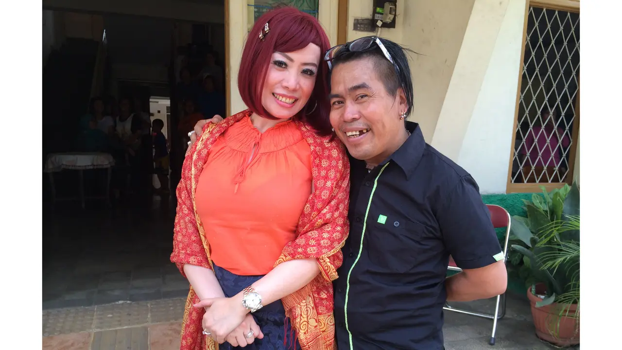 Mesranya Bopak Castelo Cium dan Peluk Wanita Ini