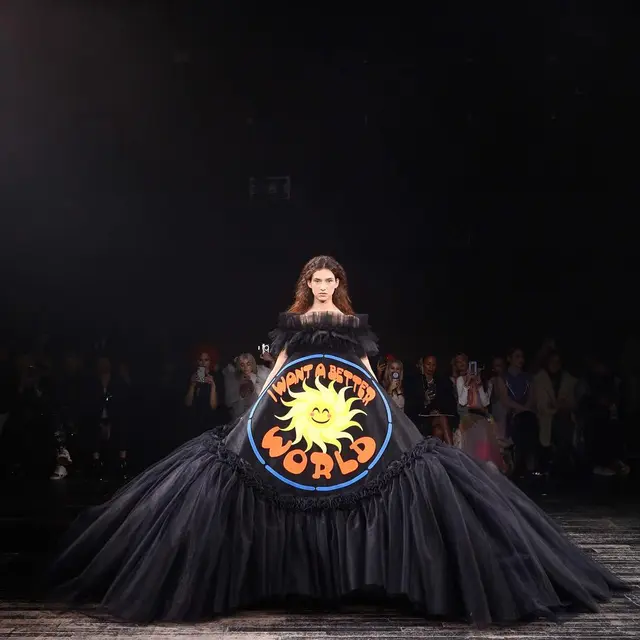 Victor & Rolf Hadirkan Gaun Meme di Paris Haute Couture Week