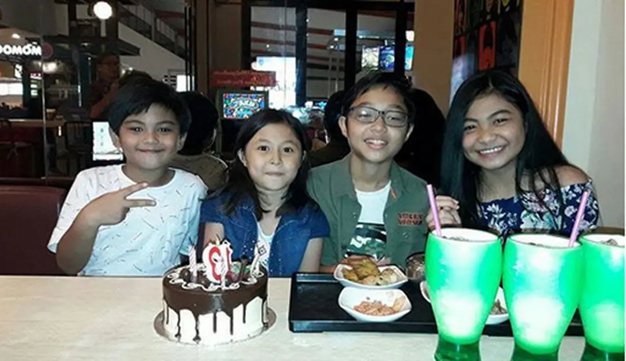 "Jadi gini semua ini foto aslinya sebenarnya aku ngga berdua jadi yang bilang ngedate berdua tolong dipikir lagi," tulis Keisha sebagai keterangan foto. Dalam penjelasannya, ia menutup laman komentarnya. (Instagram/mrs.gdc13)