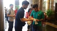 Gelandang Timnas Indonesia Stefano Lilipaly dicegat penggemar saat hendak sarapan di Hotel Lor In, Sentul, Sabtu (3/12/2016) pagi. (Bola.com/Okie Prabhowo)
