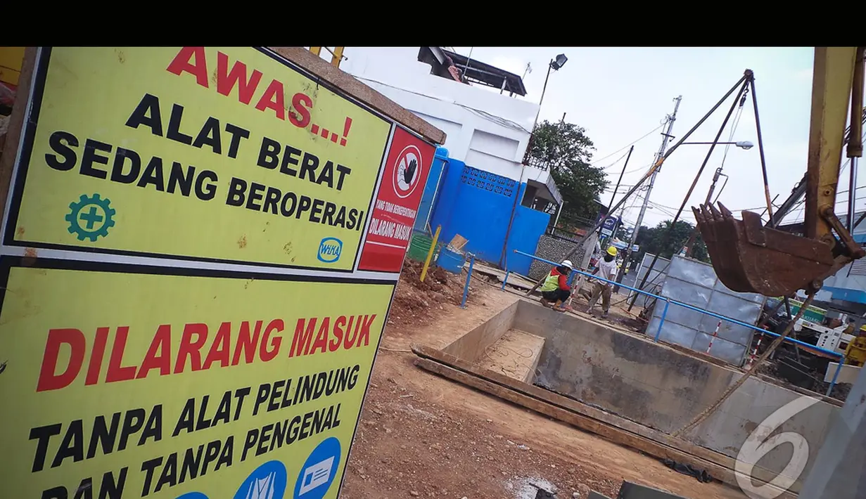Warga dua RT di Kelurahan Cipinang Cimpedak yang berbatasan langsung dengan proyek pengeboran untuk sodetan Ciliwung-BKT mengeluhkan gangguan yang ditimbulkan proyek tersebut (Liputan6.com/Faizal Fanani)