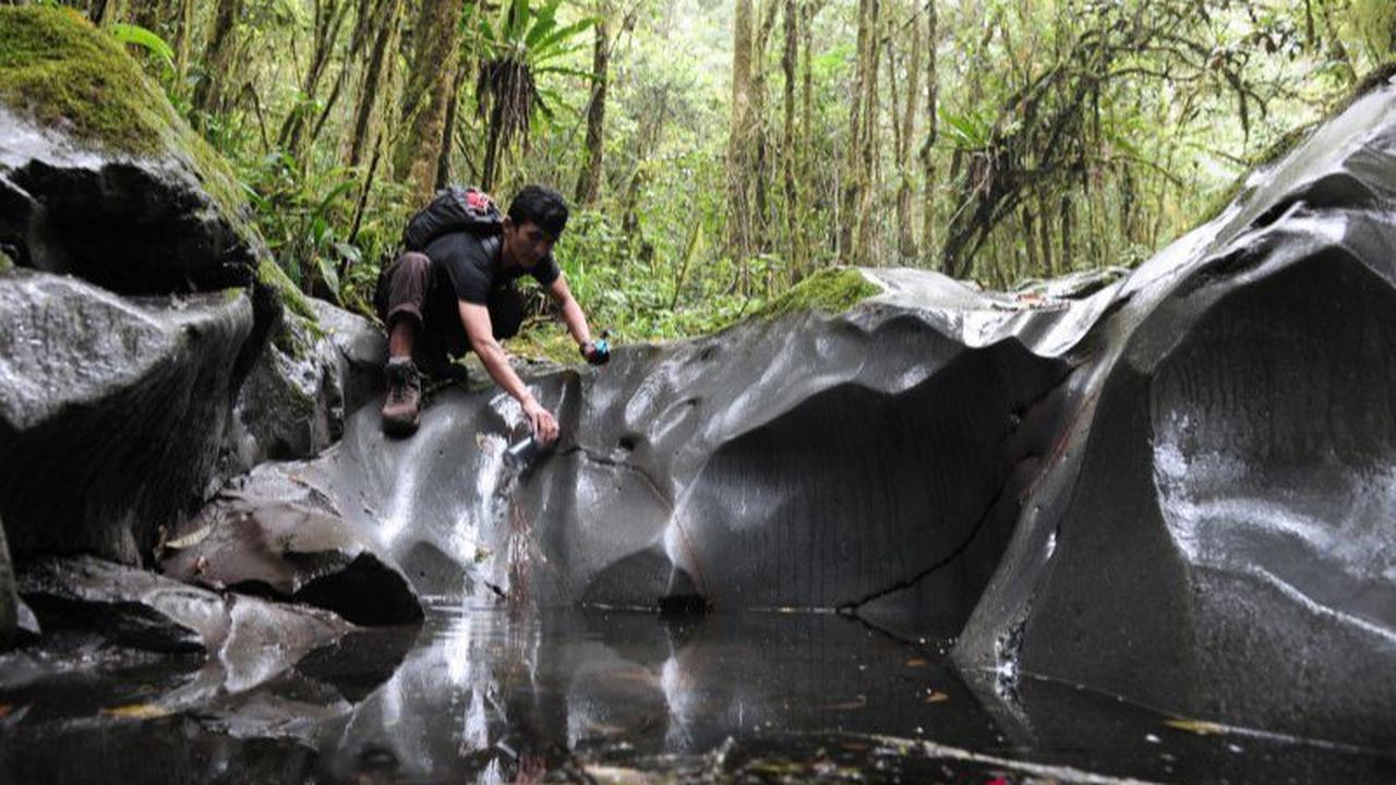 Waktu yang tak terduga menjadi pusat mitos lain di sekitar Gunung Kerinci. Masyarakat setempat percaya bahwa jam 12 siang adalah saat makhluk yang mendiami gunung menggunakan air di kawasan tersebut.