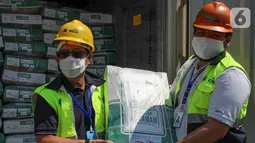 Direktur Operasional PT Berdikari (Persero) Muhammad Hasyim (kiri) dan Manager Pengembangan Bisnis Putra Wahyu (kanan) menerima pengiriman perdana 672 ton daging kerbau impor dari India di pelabuhan Tanjung Priok Jakarta, Sabtu (30/5/2020). (Liputan6.com/HO/Ady)