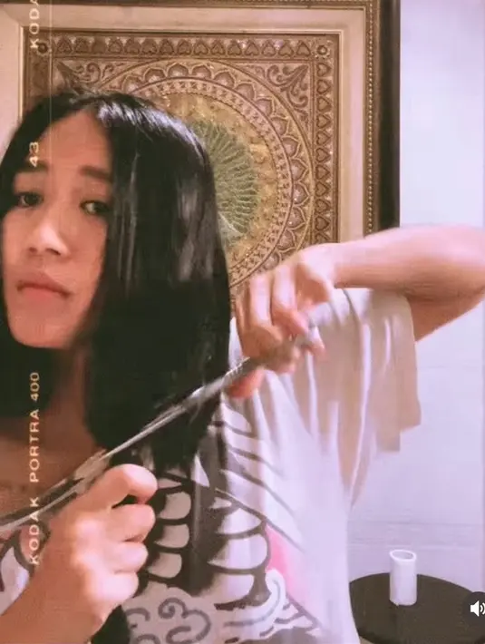 Usai dipotong, rambut Chef Renatta terlihat lebih rapi. Penampilan pemilik nama lengkap Puti Renatta Ratnasari Moeloek itu juga terlihat lebih fresh. Ia tampak semakin cantik dengan rambut pendek sebahu. (Liputan6.com/IG/@renattamoeloek)