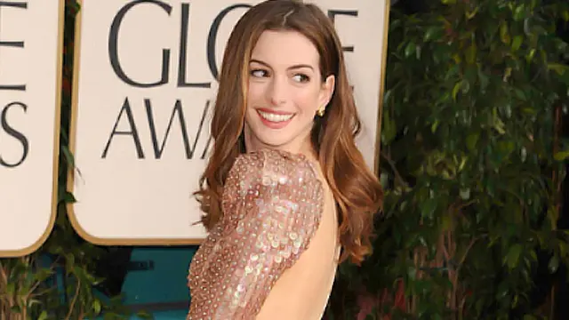 anne-hathaway-golden-globes-121214.jpg
