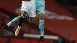Striker Manchester United, Marcus Rashford (kiri) bersaing berebut bola dengan bek Liverpool, Rhys Williams (kanan) dalam laga putaran keempat Piala FA di Stadion Old Trafford, Senin dinihari WIB (25/1/2021). Manchester United atau MU singkirkan Liverpool usai menang 3-2. (PHIL NOBLE/POOL/AFP)