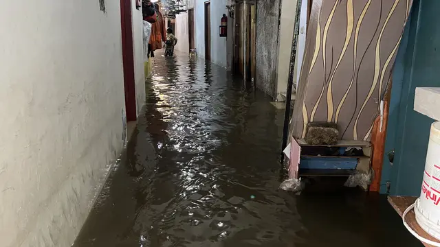 Banjir merendam permukiman warga di kawasan Bendungan Hilir (Benhil), Jakarta Pusat.