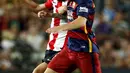 Penyerang Barcelona, Lionel Messi (kanan) berusaha melewati gelandang Benat Etxebarria di leg kedua Piala Super Spanyol di stadion Camp Nou, Barcelona, Spanyol, (18/8/2015).  Athletic Bilbao menang dengan agregat akhir 1-5. (REUTERS/Albert Gea)