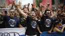 Semangat dan antusias suporter PSG dengan melakukan pawai menuju stadion untuk menyambut kedatangan Neymar di Parc des Princes, Paris, (4/7/2017). (AP/Kamil Zihnioglu)