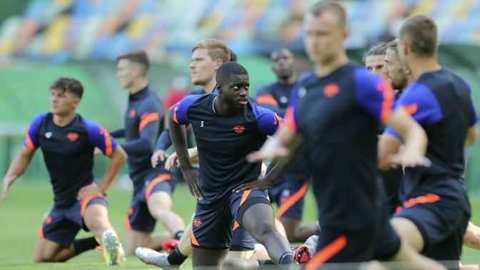 Pemain Leipzig Dayot Upamecano (tengah) melakukan peregangan saat berlatih di Stadion Jose Alvalade, Lisbon, Portugal, Rabu (12/8/2020). Leipzig akan menghadapi Atletico Madrid pada perempat final Liga Champions. (Miguel A. Lopes/Pool via AP)