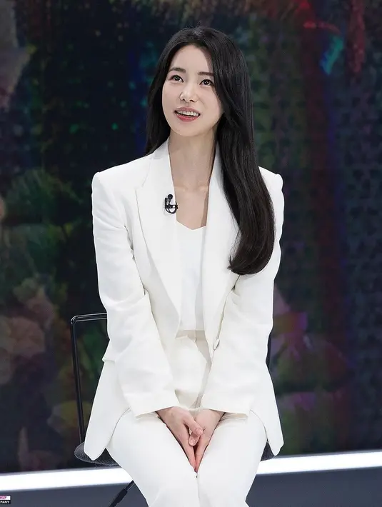 Lim Ji Yeon berperan sebagai Park Yeon Jin di The Glory. Karakternya sebagai pelaku bullying yang sadis dan jahat sukses mencuri perhatian. Tapi, ia bukan wajah baru di industri hiburan Korea Selatan, ia pernah terlibat dalam beberapa drama hits lainnya sebelum The Glory. Foto: Instagram.