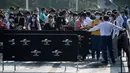Warga antre untuk memasuki taman hiburan Universal Studios Beijing saat uji coba khusus undangan di Beijing, China, Rabu (1/9/2021). Universal Studios Beijing akan dibuka untuk umum pada 20 September 2021. (Noel Celis/AFP)