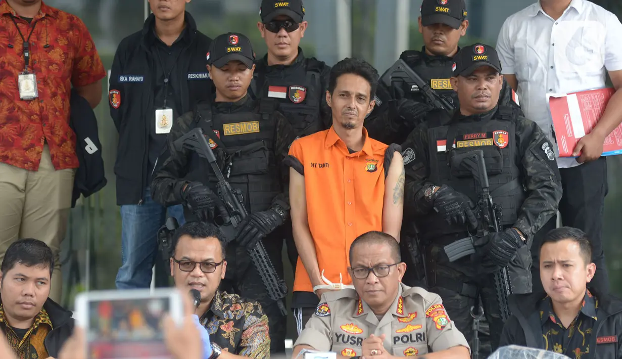 Direktorat Kriminal Umum Polda Metro Jaya menyampaikan keterangan saat gelar perkara kasus pencabulan berkedok pengobatan alternatif di Polda Metro Jaya, Jumat (20/12/2019). Polisi membekuk satu tersangka berinisial HA beserta barang bukti. (merdeka.com/Imam Buhori)