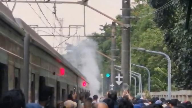 KRL Keluarkan Asap, KAI: Diduga Gerbong Kedua dari Belakang