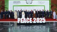 Presiden Amerika Serikat Donald Trump bersama para pemimpin dunia berpose untuk foto bersama dalam KTT di Sharm El Sheikh, Mesir, Senin, (13/10/2025). Pertemuan tersebut digelar untuk mendukung berakhirnya perang Israel&ndash;Hamas di Gaza yang telah berlangsung lebih dari dua tahun. (Dok. AP/Evan Vucci, Pool)