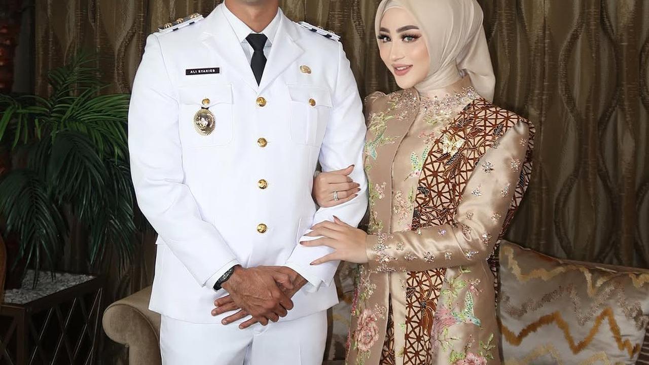 Potret Ali Syakieb Pakai Seragam PDU saat Pelantikan, Margin Resmi Jadi Istri Wakil Bupati