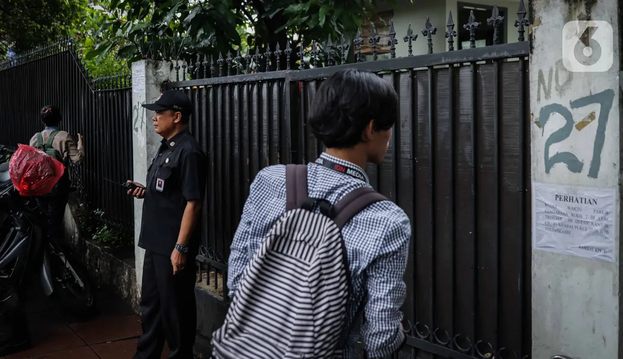 Petugas keamanan berjaga di bagian depan gedung sementara tempat para komisioner KPU bekerja, tepat di sebelah Kantor KPU Pusat, Jakarta, Kamis (9/1/2020). KPK menyegel ruang kerja Komisioner KPU RI, Wahyu Setiawan pada Kamis pagi setelah OTT KPK. (Liputan6.com/Faizal Fanani)