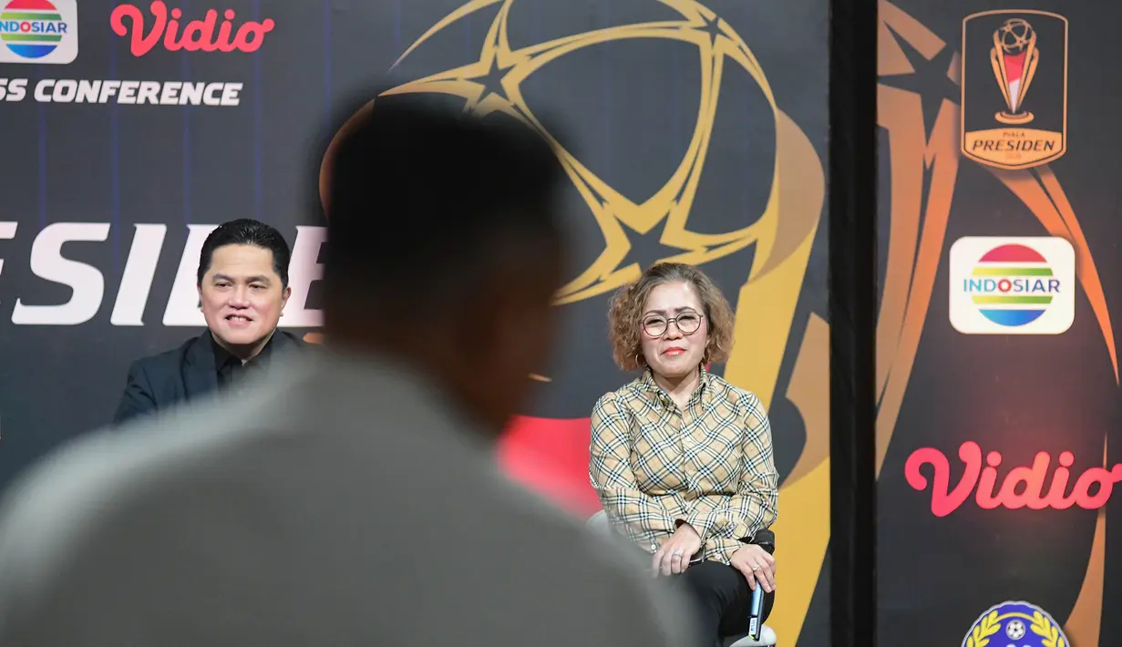 Ketua Umum PSSI Erick Thohir bersama Direktur Emtek Media Harsiwi Achmad saat press conference Piala Presiden 2026 di Studio Lantai 8 SCTV Tower - Senayan City, Jakarta, Senin (06/07/2026). (Merdeka.com/ Arie Basuki)
