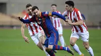 Bintang Barcelona, Lionel Messi coba diadang dua pemain Athletic Bilbao pada laga Piala Super Spanyol, Senin (18/01/2021) dini hari WIB. (CRISTINA QUICLER / AFP)