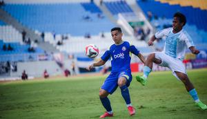 Gelandang Arema FC, Valdeci Moreira dalam duel melawan PSBS Biak pada pekan pertama BRI Super League 2025/2026 di Stadion Kanjuruhan, Malang, Senin (11/8/2025). (Bola.com/Iwan Setiawan)