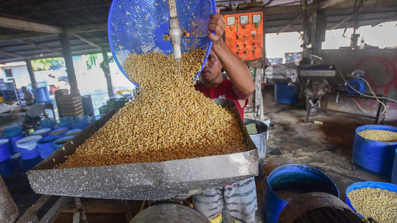 FOTO: Harga Kedelai Impor Naik Produsen Tahu di Depok Kurangi Ukuran Produk
