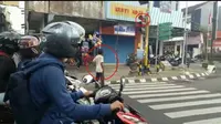 Orang gila di Wonosobo, Jawa Tengah diapresiasi karena memberikan contoh kepada para pengendara sepeda motor dan mobil agar tertib lalu lintas. (Instagram @satlantaspolreswonosobo)