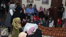 Sejumlah kerabat berdoa di samping jenazah Istri Tukul Arwana, Susiana, Jakarta, Selasa (23/8). Susiana dikabarkan meninggal lantaran sesak nafas dan sempat dibawa ke RS. Brawijaya Jaksel. (Liputan6.com/Herman Zakharia)