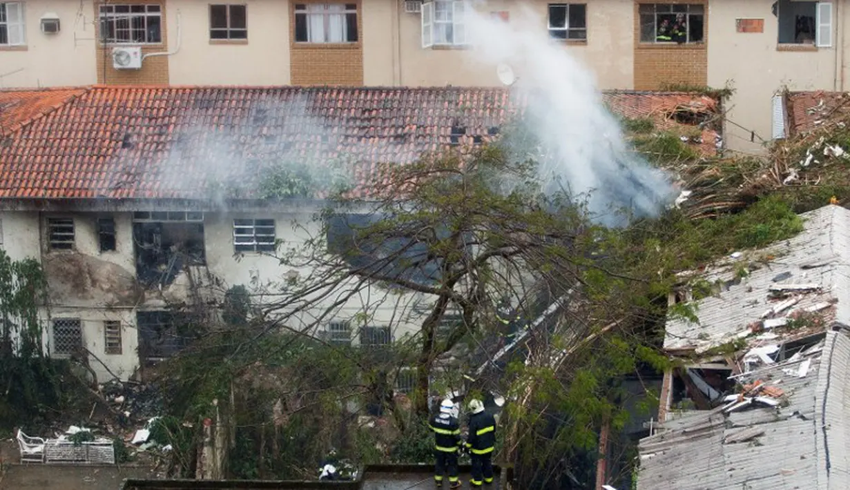 Asap tampak membubung ke angkasa dari lokasi jatuhnya pesawat itu, Brasil, Rabu (13/8/14). (AFP PHOTO/Ricardo Nogueira) 