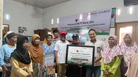 Bank DKI Peduli menyerahkan bantuan kebutuhan mendesak kepada warga di Desa Prampelan, Kecamatan Sayung, Demak, Jawa Tengah. (Ist)